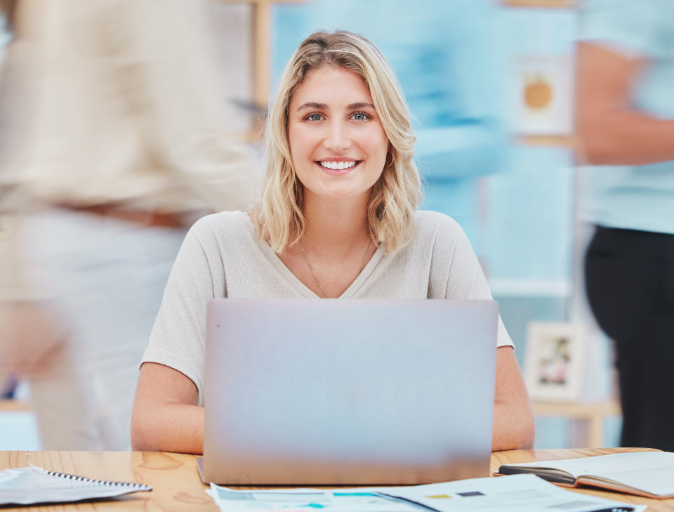 mujer con un portatil sonriendo
